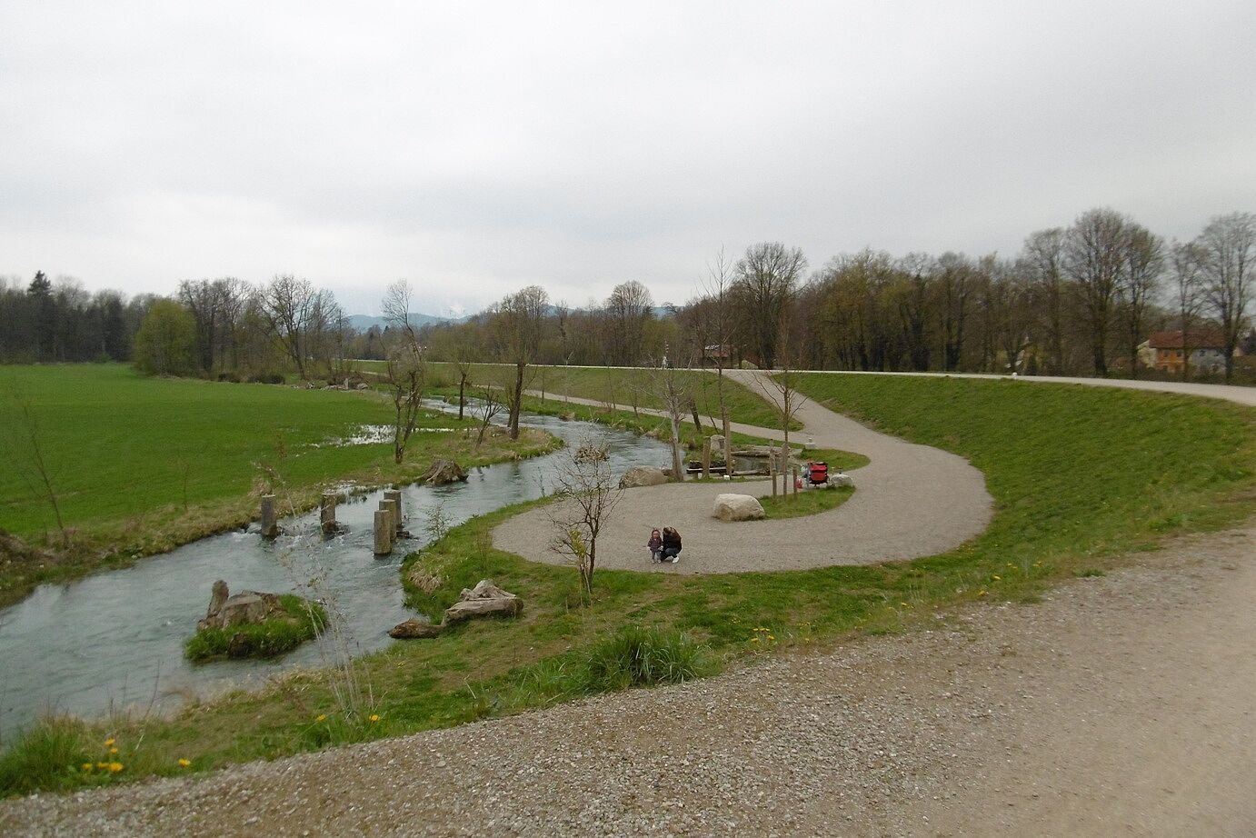 Hochwasserdamm an der B20