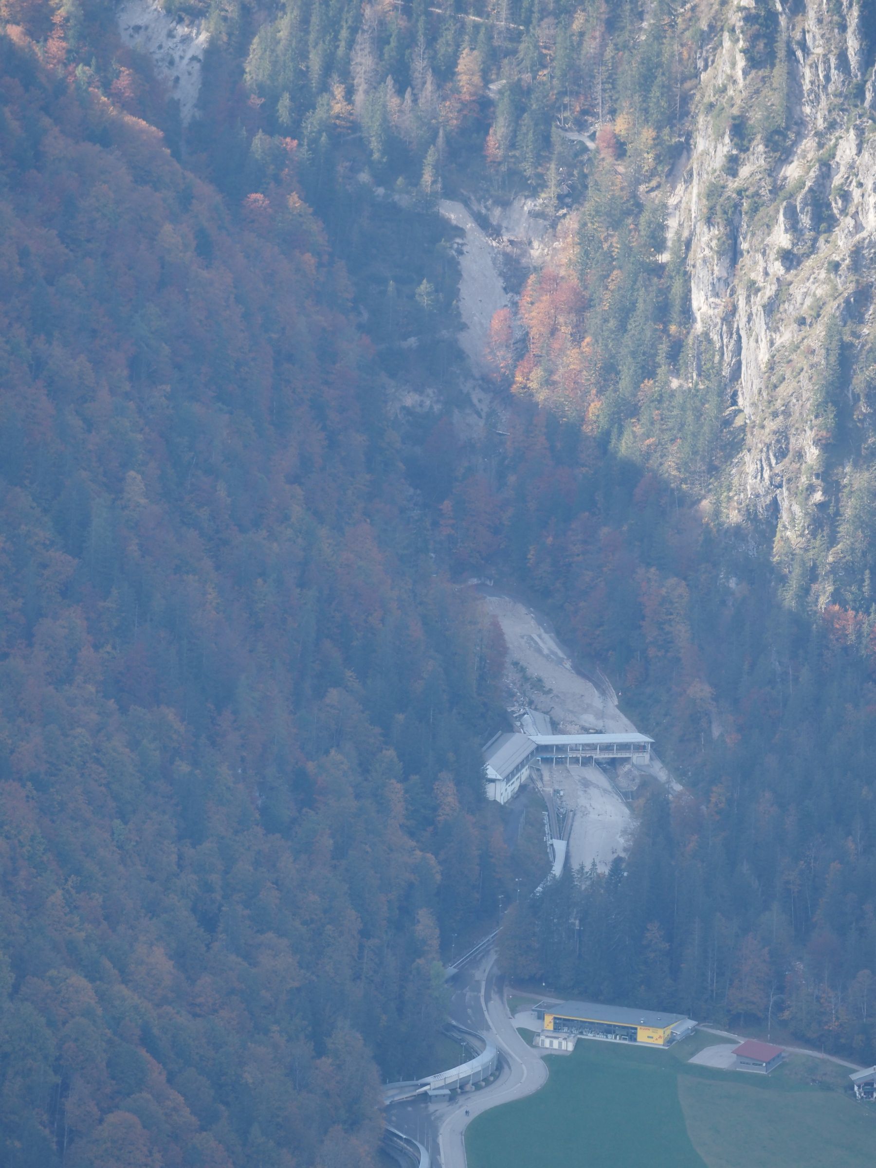 Kulisse an der zerstörten Bobbahn am Königssee
