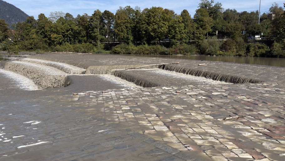 Schlammiges Wasser strömt am 29.9. übers Luitpoldwehr