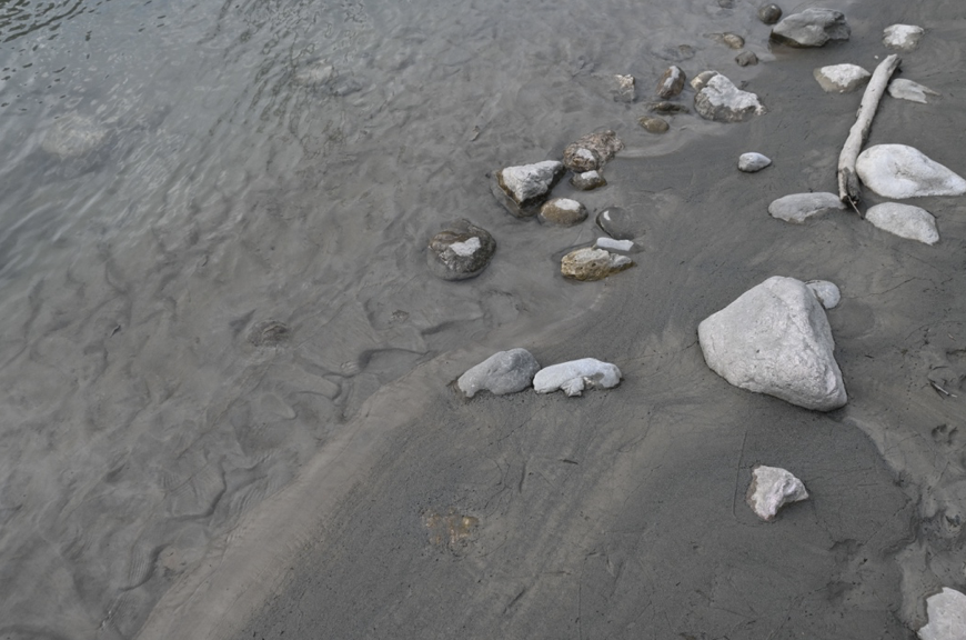 18 Tage später findet sich dort am Wasser kein Kiesbett mehr, wie es die Forellen zur Laichsaison, die jetzt beginnt, benötigen; Schlick bedeckt den Boden